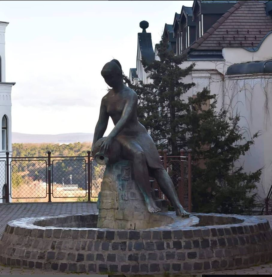 "Vízöntő" lány, Veszprém, saját fotó.